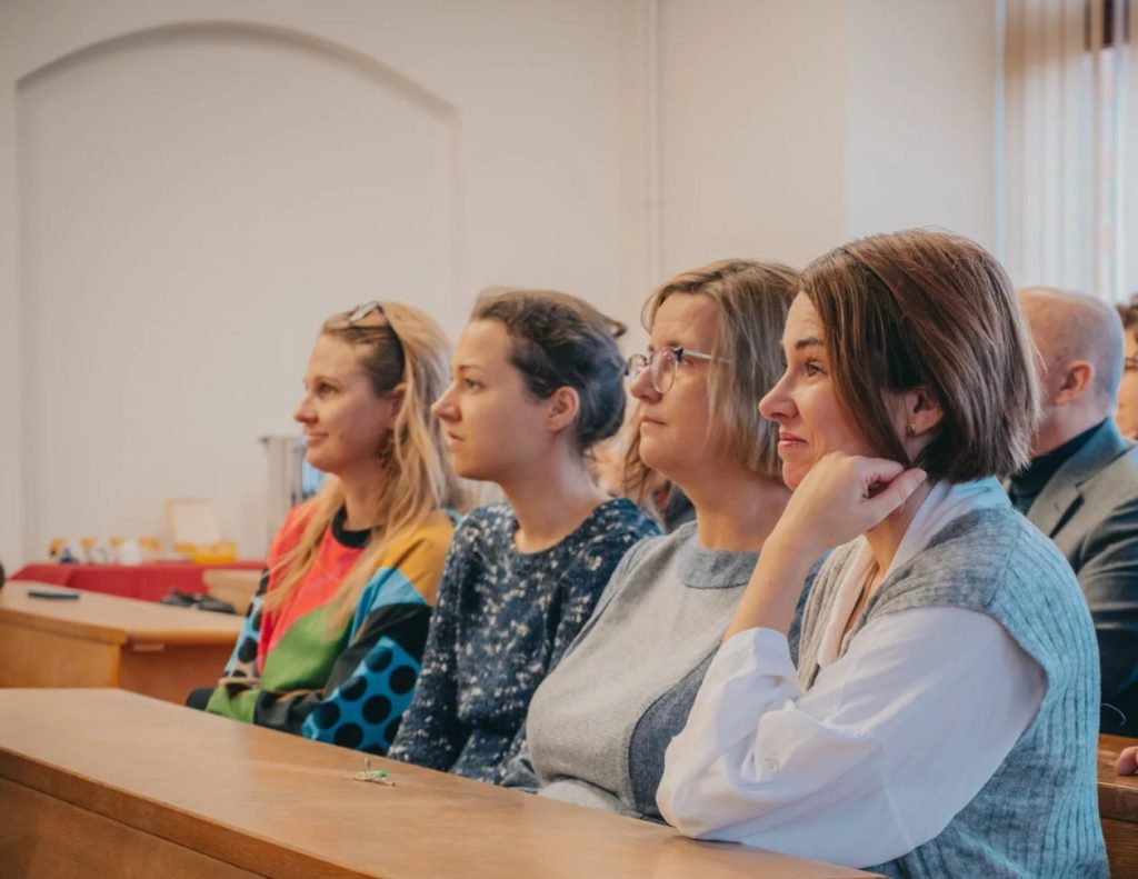 Dr Katarzyna Sówka-Pietraszewska, dr Hanna Kędzierska, dr Dorota Klimek-Jankowska i dr Maja Lubańska podczas nadania sali nr 208 imienia prof. Jana Cygana (fot. Maria Kozan)
