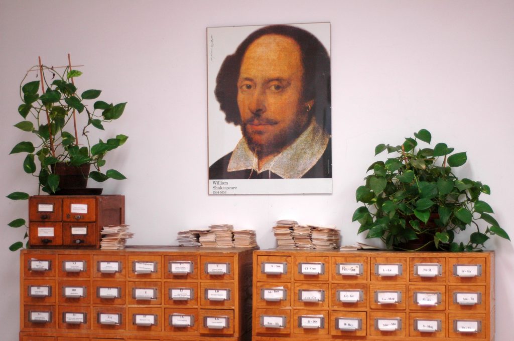 Czytelnia w bibliotece IFA