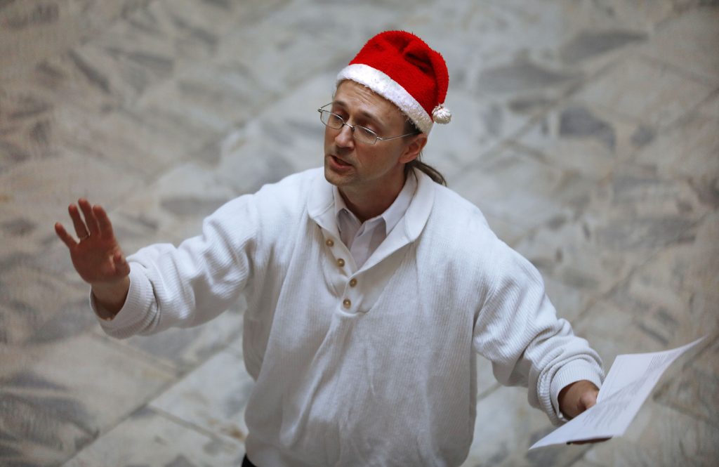 Śpiewanie kolęd w holu IFA - mgr Jason Schock jako dyrygent