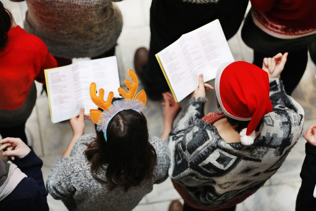 Śpiewanie kolęd w holu IFA