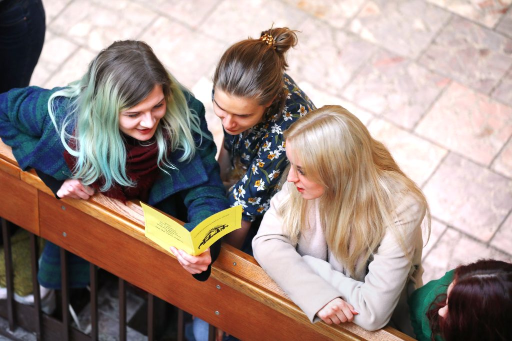 Śpiewanie kolęd w holu IFA