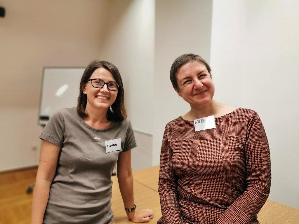 Powitanie studentów zagranicznych w sali 404 - dr Laura Suchostawska i prof. Dominika Ferens