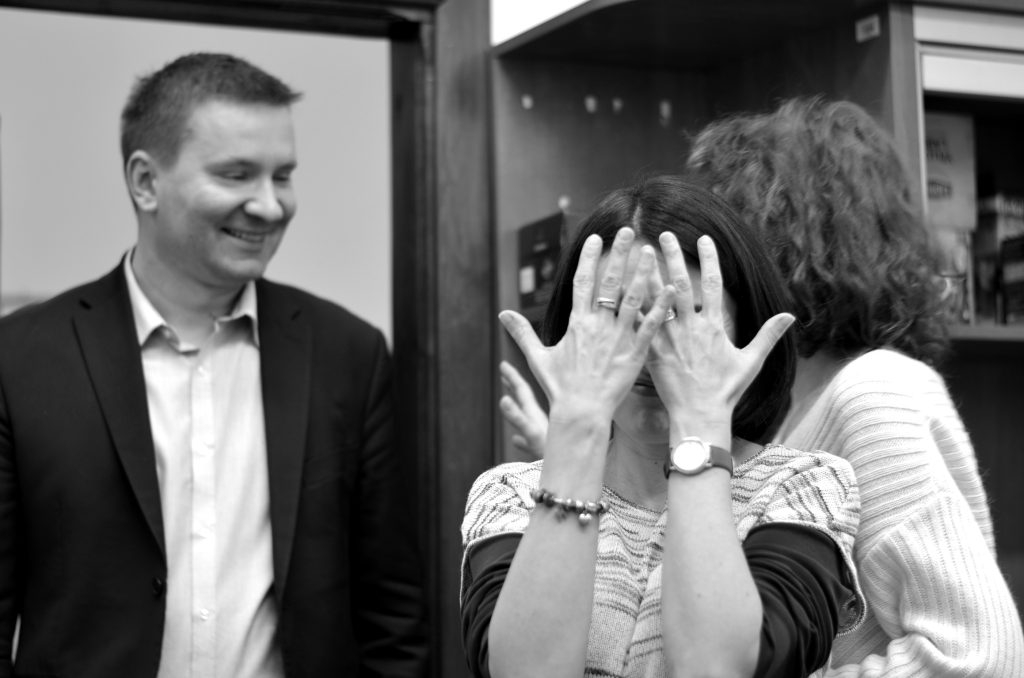 Dr Maja Lubańska, prof. dr hab. Marek Kuźniak i pani Elżbieta Cesarska w sekretariacie IFA (2017?)