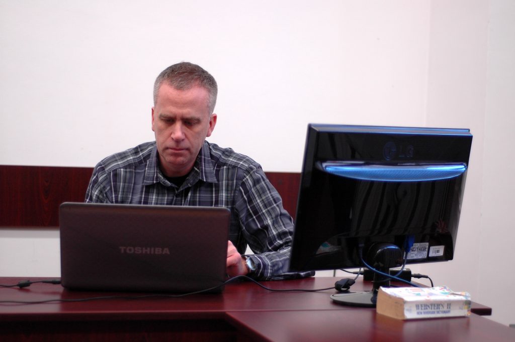 Prof. Michał Szawerna w gabinecie 112