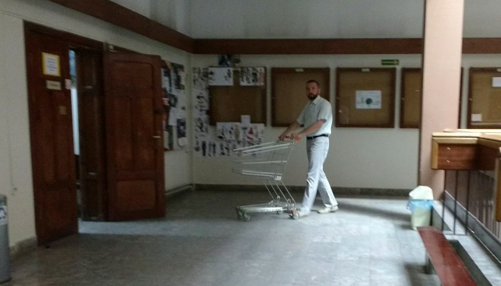 Prof. Michał Garcarz w drodze do biblioteki