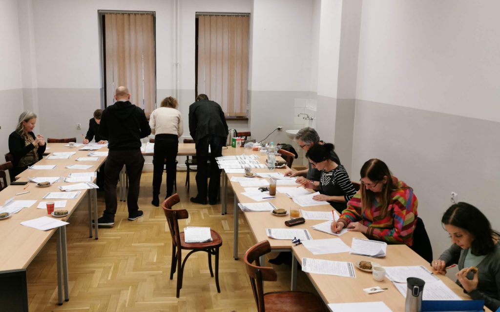 Komisyjne sprawdzanie Olimpiady Języka Angielskiego w sali 215 (2021?)