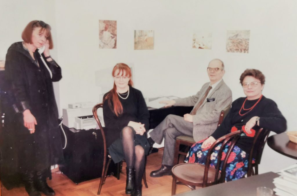 Śp. Sherill Howard-Pociecha, BA RSA, mgr Lucyna Potoczna, mgr Tadeusz Rybowski i prof. dr hab. Anna Michońska-Stadnik w gabinecie 213