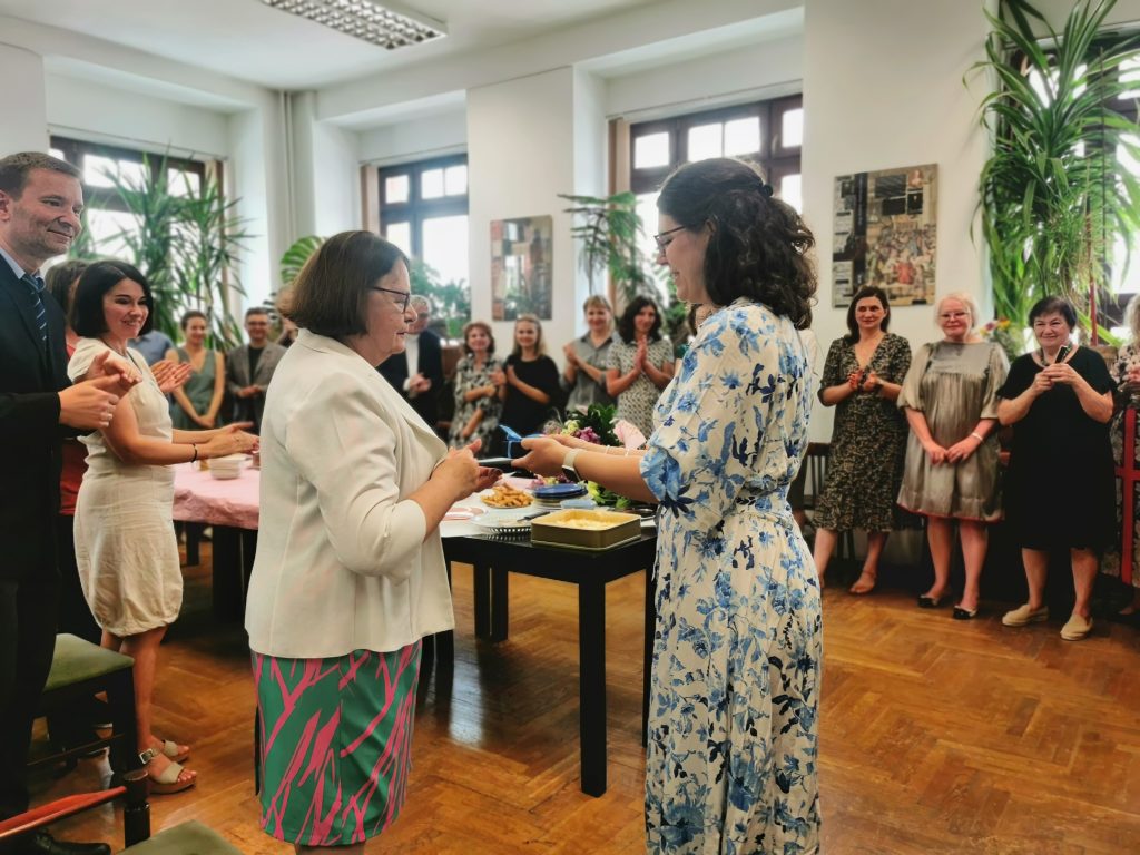 Dr Agata Słowik-Krogulec wręcza prezent podczas uroczystości z okazji przejścia na emeryturę prof. dr hab. Anny Michońskiej-Stadnik