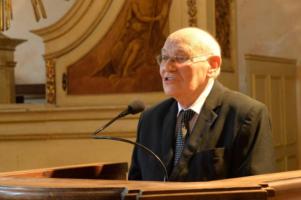 Śp. prof. dr hab. Jacek Cygan otrzymuje Złoty Medal Uniwersytetu Wrocławskiego podczas jubileuszu 40-lecia IFA (2015)