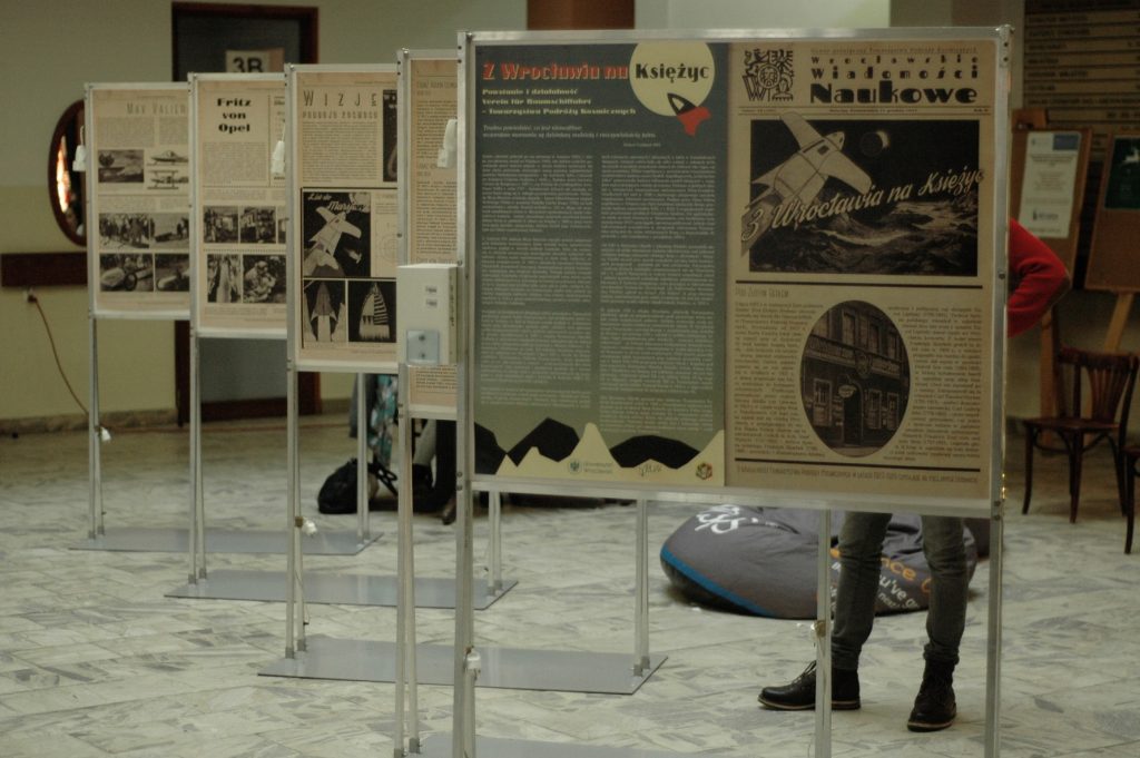Wystawa "Z Wrocławia na Księżyc" o historii budynku IFA (holu, 2018)