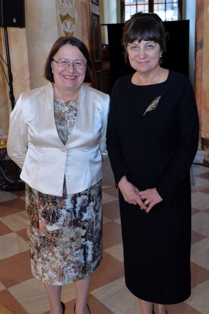Prof. dr hab. Anna Michońska-Stadnik i prof. dr hab. Bożena Rozwadowska podczas jubileuszu 40-lecia IFA w Oratorium Marianum (2015)