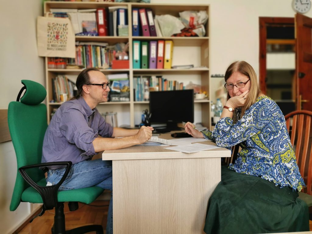 Mgr Elaine Horyza i mgr Jason Schock w gabinecie 203