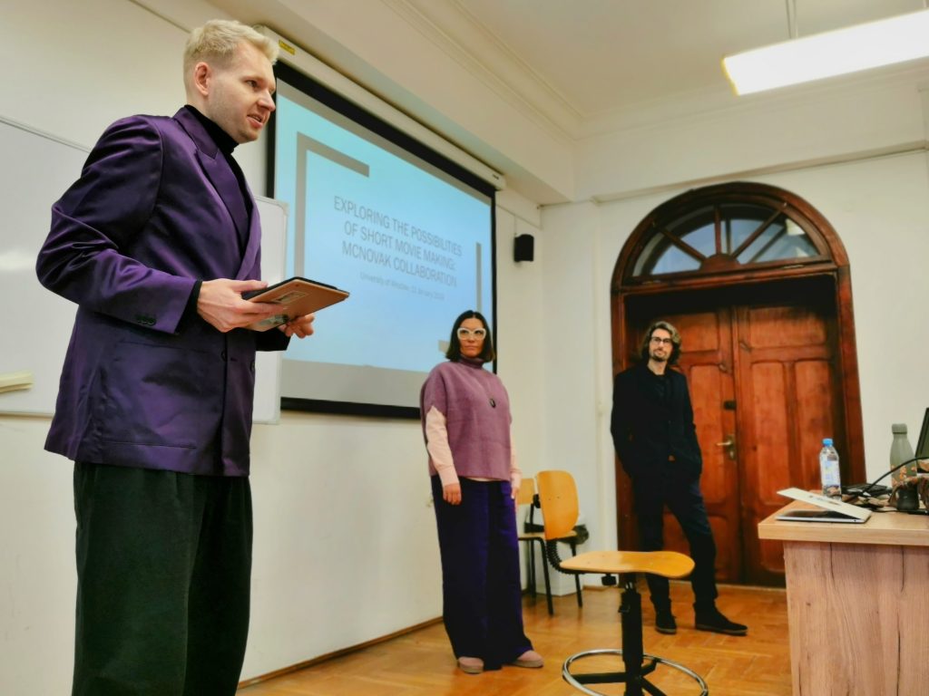 Prof. Mateusz Świetlocki zapowiada prof. Katarzynę Nowak-McNeice i Willa McNeice'a przed spotkaniem na temat ich twórczości filmowej