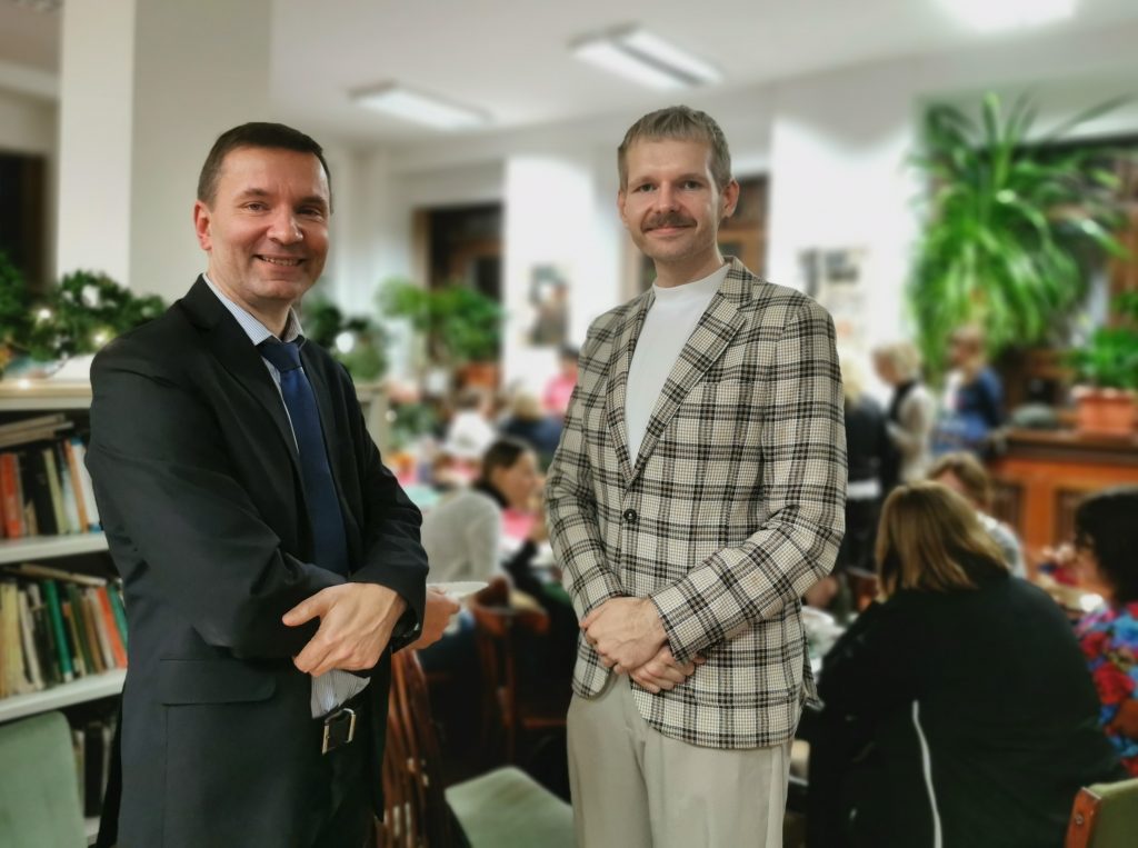 Prof. dr hab. Marek Kuźniak i prof. Mateusz Świetlicki podczas spotkania bożonarodzeniowego (2024)