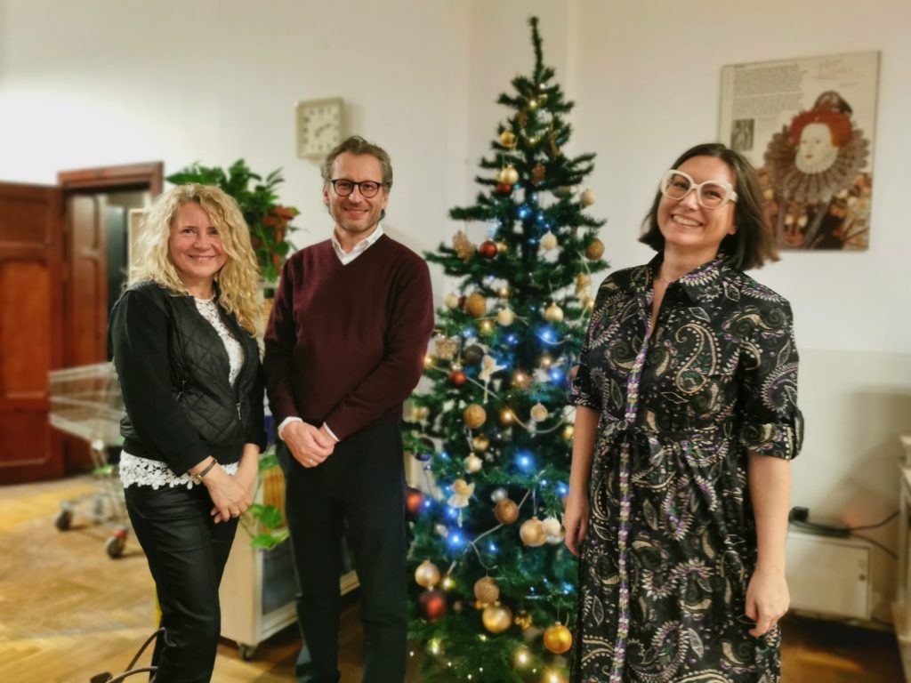 Prof. Teresa Bruś, dr Marcin Tereszewski i prof. Katarzyna Nowak-McNeice podczas spotkania bożonarodzeniowego (2024)