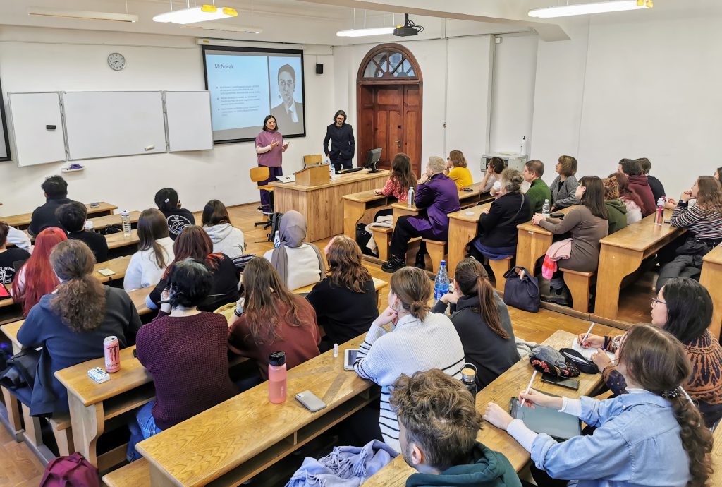 Prof. Katarzyna Nowak-McNeice i Will McNeice podczas wykładu na temat ich twórczości filmowej